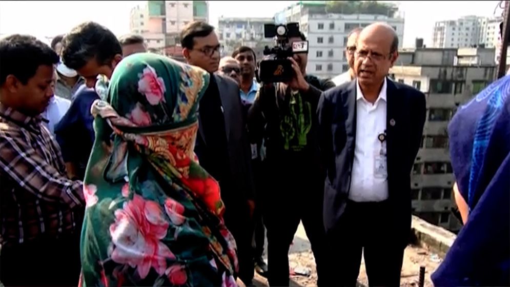 রেলিং ভেঙে তিন জন নিহত