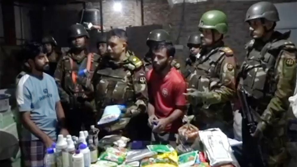 অবৈধ কারখানা থেকে বিপুল পরিমাণ নকল সার ও বিষাক্ত রাসায়নিক জব্দ