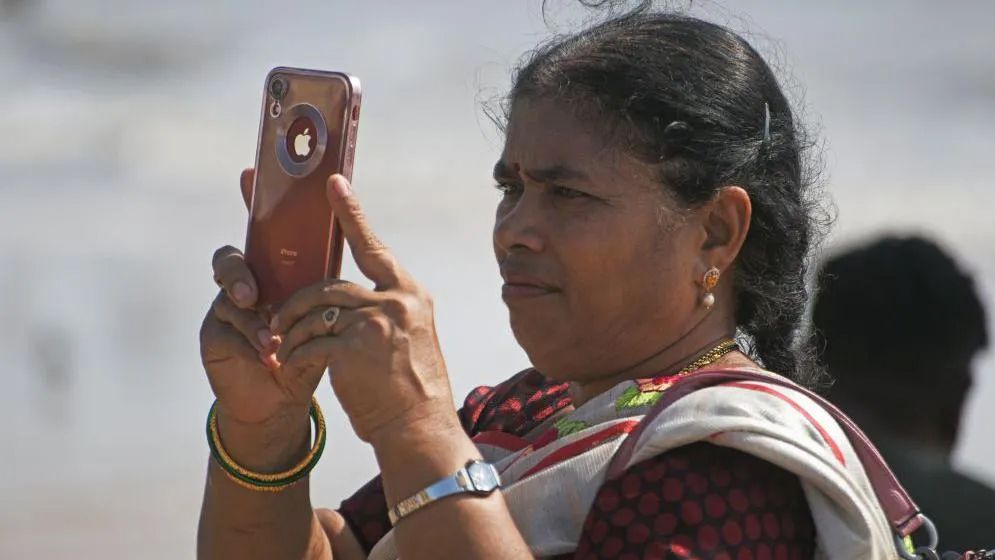 ভারতে নতুন স্মার্টফোনে বাধ্যতামূলকভাবে সরকারি সাইবার সেফটি অ্যাপ যুক্তের নির্দেশ