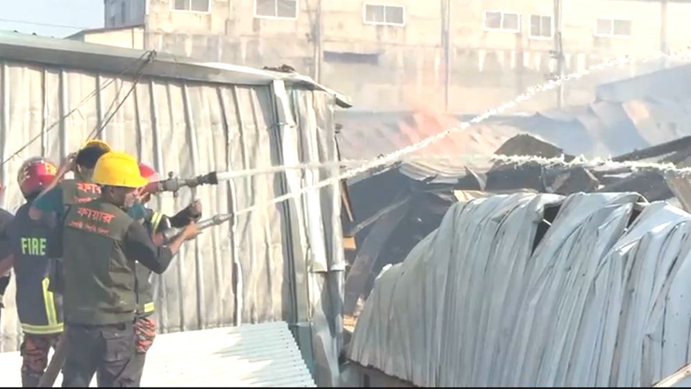 নরসিংদীতে স্পিনিং মিলে আগুন, ৭ ঘণ্টার চেষ্টায় নিয়ন্ত্রণে