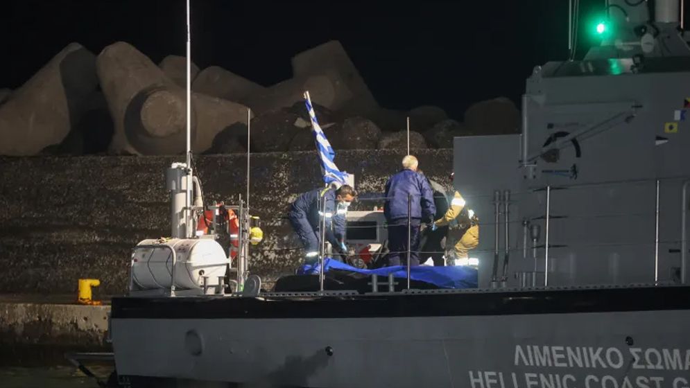 গ্রিসে অভিবাসীদের বহনকারী নৌযান থেকে ১৭ মরদেহ উদ্ধার