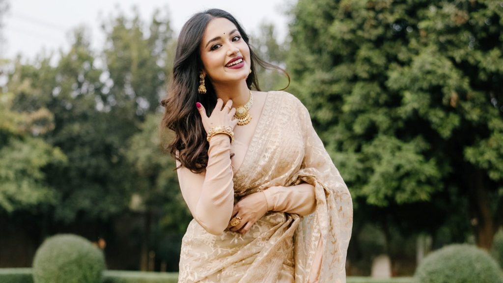 মায়ের শাড়িতে নজর কাড়লেন তাসনিয়া ফারিণ