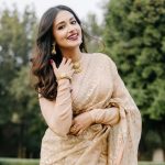 মায়ের শাড়িতে নজর কাড়লেন তাসনিয়া ফারিণ