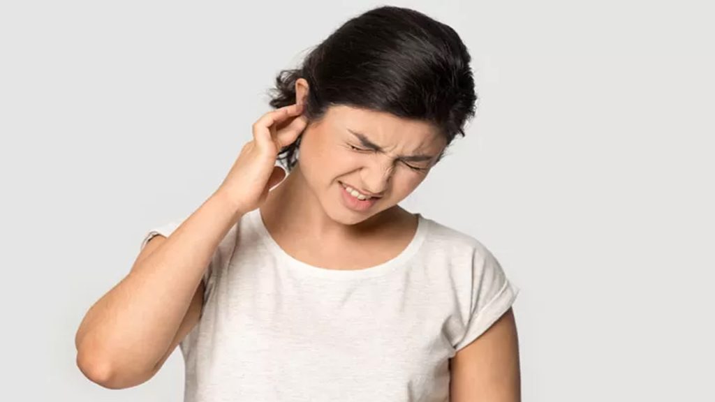 শীতে কানে তীব্র ব্যথা, দেখুন ৩ ঘরোয়া উপায়