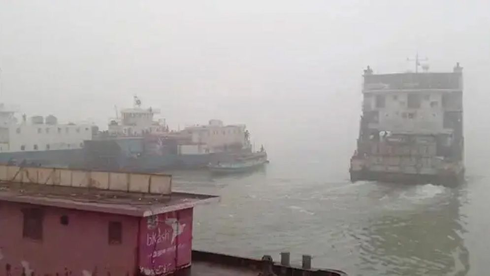 প্রায় ১২ ঘন্টা বন্ধ থাকার পর দৌলতদিয়া-পাটুরিয়া নৌরুটে ফেরি চলাচল শুরু