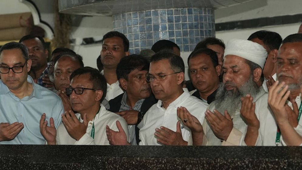 সিলেটে শাহজালাল (রহ.)-এর মাজার জিয়ারত করলেন তারেক রহমান