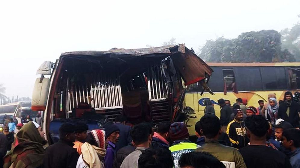 সিলেটে তিন বাসের সংঘর্ষ, নিহত ২