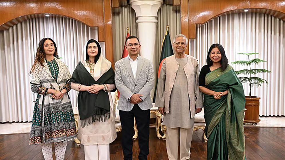 ফুলের তোড়া পাঠিয়ে প্রধান উপদেষ্টাকে তারেক রহমানের শুভেচ্ছা