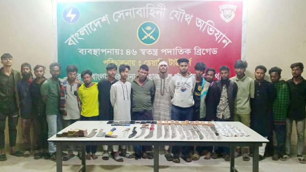 রায়েরবাজারে সেনাবাহিনীর অভিযানে দেশীয় অস্ত্র, মাদকসহ গ্রেফতার ১৮