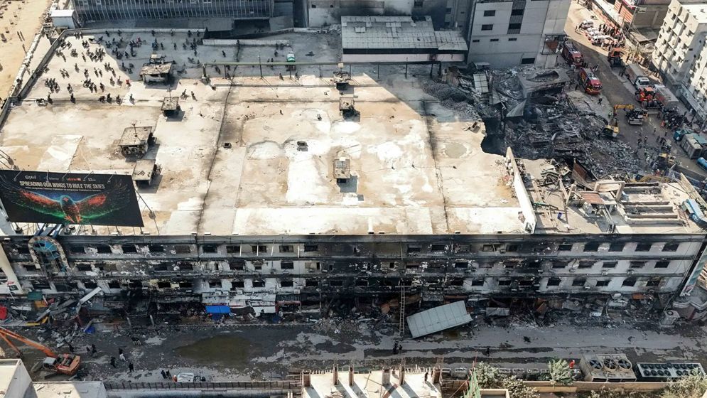 পাকিস্তানের শপিং মলে অগ্নিকাণ্ডে নিহত বেড়ে ৬১