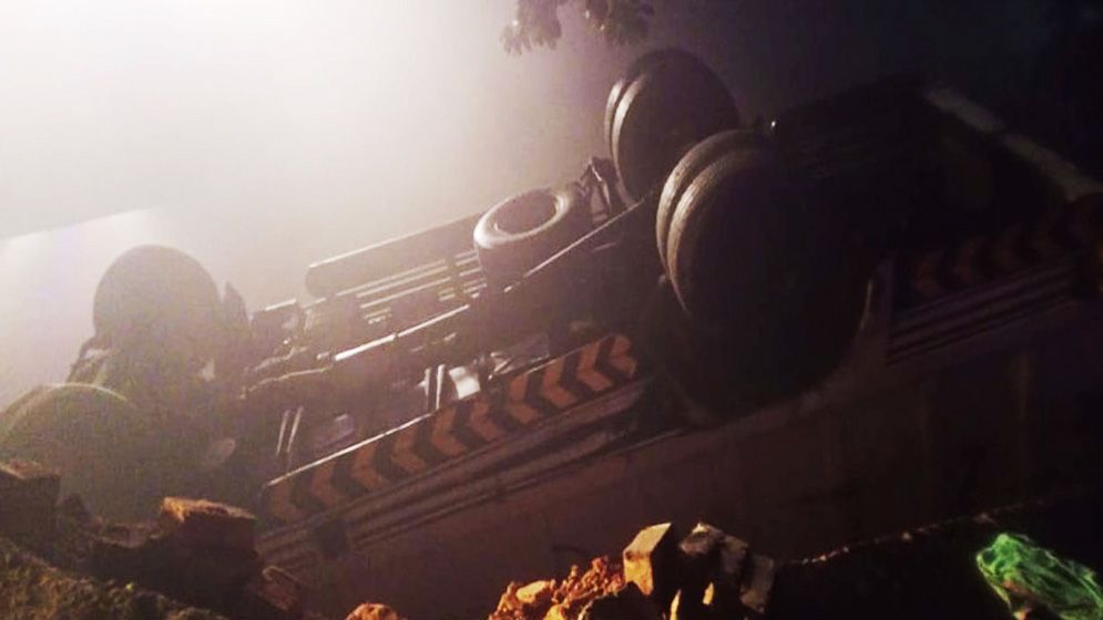 পাকিস্তানে ট্রাক খালে পড়ে এক পরিবারের ১৪ জন নিহত