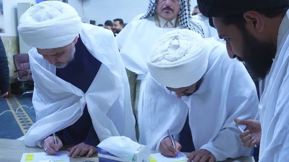 কাফনের কাপড় পরে আত্মঘাতী হামলার জন্য স্বেচ্ছা ফর্মে সাক্ষর কাতাইব হিজবুল্লাহর