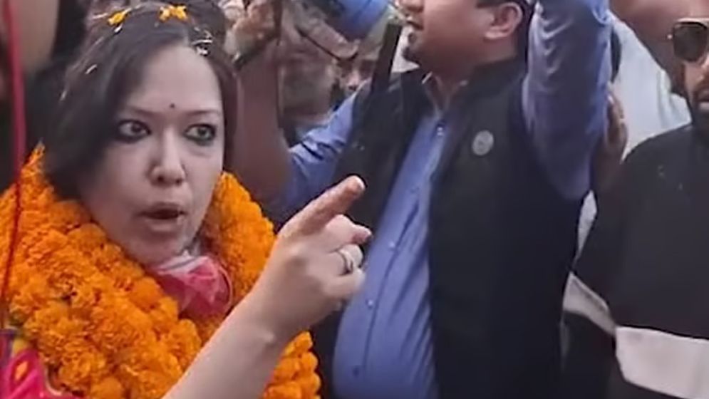 রুমিন ফারহানার উঠান বৈঠকে ম্যাজিস্ট্রেটের বাধা, জড়িয়ে পড়লেন বাকবিতণ্ডতায়