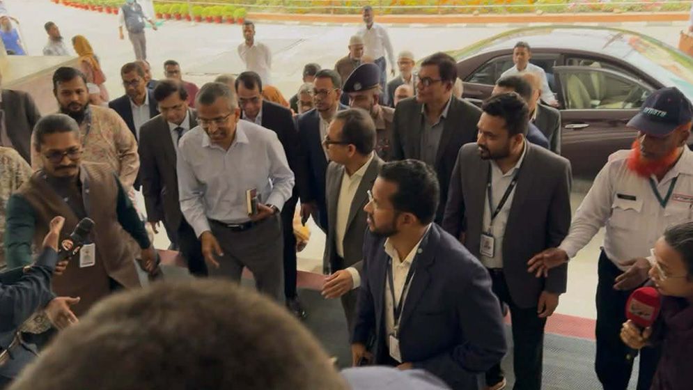 দায়িত্ব গ্রহণ করেছেন নতুন গভর্নর