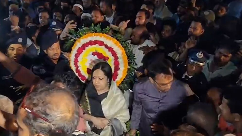 শহীদ মিনারে ফুল দিতে গিয়ে বিএনপি নেতাকর্মীদের বাধার মুখে রুমিন ফারহানা