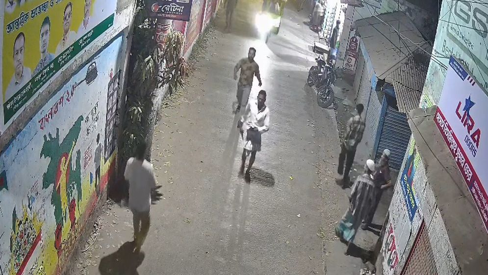 মুন্সিগঞ্জে ফেসবুক মন্তব্যকে ঘিরে প্রকাশ্যে অস্ত্র নিয়ে ধাওয়া