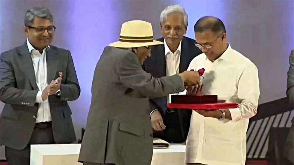 প্রধানমন্ত্রীকে লাল গোলাপ উপহার দিলেন শফিক রেহমান