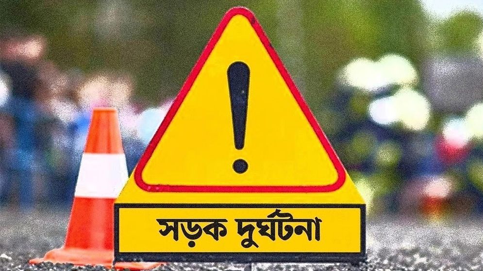 চট্টগ্রামে যাত্রীবাহী বাস উল্টে নিহত ৩