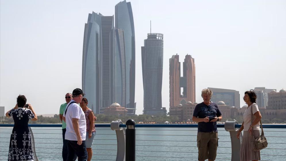 আটকে পড়া যাত্রীদের খাবার ও আবাসনের দায়িত্ব নিয়েছে সংযুক্ত আরব আমিরাত